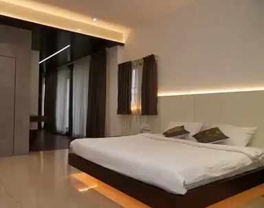 Elegant Contemporary Mansion image 17