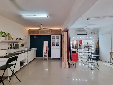 Centrally Located studio with a Kitchen set up image 2