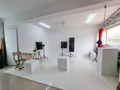 Centrally Located studio with a Kitchen set up image 6