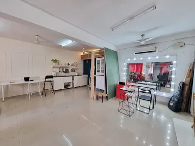 Centrally Located studio with a Kitchen set up image 7