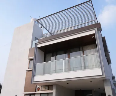 Elegant Contemporary Mansion image 6